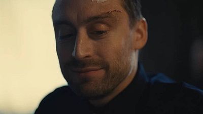 Kieran Culkin interrumpe con beso en la boca a esta actriz de ‘Succession’ en los Emmys 2024 noticias imagen