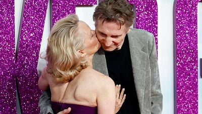 Liam Neeson y Pamela Anderson demuestran su amor recreando la escena más romántica e icónica en la historia del cine noticias imagen