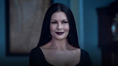 ¿Cuánto cuesta y dónde comprar el lipstick que usa Catherine Zeta-Jones en 'Merlina'? noticias imagen