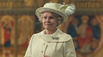 Comparten emotiva foto detrás de cámaras de temporada final de ‘The Crown’ y así reaccionaron los fans noticias imagen