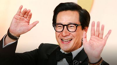 Ke Huy Quan es el rey de las selfies, su colección con Anne Hathaway y Jenna Ortega lo prueba noticias imagen