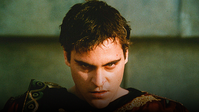 “Esto es terriblemente poco profesional”: Joaquin Phoenix estuvo a punto de abandonar ‘Gladiador’ durante el rodaje, pero Ridley Scott no le dejó noticias imagen