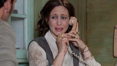 La aterradora experiencia real de Vera Farmiga tras descubrir misteriosas marcas de garras en su pantalla mientras filmaba 'El Conjuro' noticias imagen