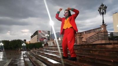 'Joker': Recrean baile de Guasón en escalinatas de Monterrey y se hace viral