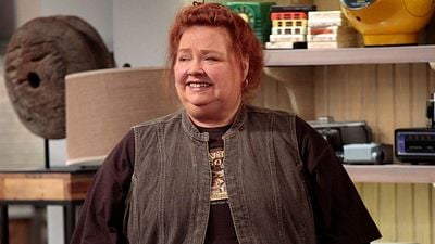 Muere Conchata Ferrell, actriz de 'Two and a Half Men', 'El joven manos de tijera' y más noticias imagen