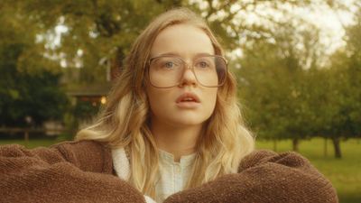 'El baile de las luciérnagas': El secreto detrás de los lentes de Kate Mularkey en la serie de Netflix