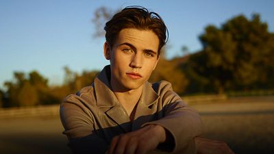 Fan le pide una selfie a Tanner Buchanan en Starbucks y así fue la adorable reacción del protagonista de 'Cobra Kai' noticias imagen