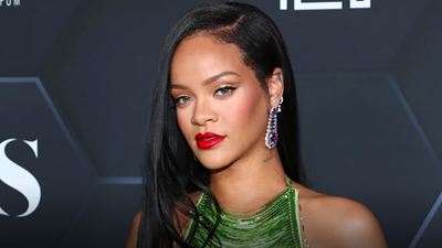 Influencer se hace pasar por Rihanna y consigue que besen su vientre falso