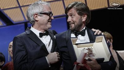 "Vivimos en un mundo apocalíptico": Alfonso Cuarón al entregar la Palma de Oro a Ruben Östlund en Cannes 2022