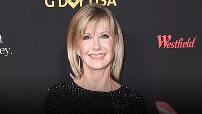 Olivia Newton-John apareció en la película más absurda y divertida de tiburones