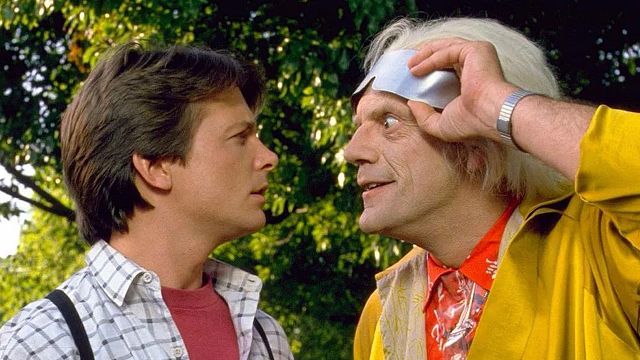 Pausa 'Volver al Futuro 2' en el minuto 12 y 30 segundos y mira en el escaparate de la tienda que atrapa a Marty McFly noticias imagen
