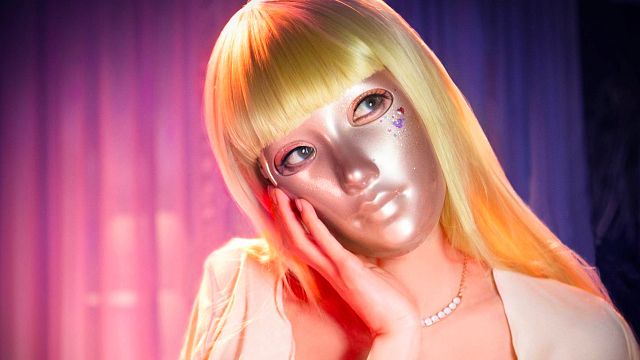 Por esta razón Netflix mantuvo en secreto la identidad de la protagonista de ‘La chica enmascarada’ noticias imagen