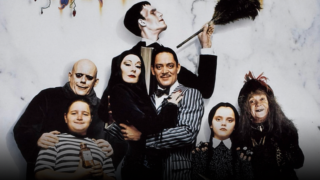 "La familia que atormenta unida, permanece unida": Christopher Lloyd, Christina Ricci y el resto de la Familia Addams se reúne 33 años después de la primera película