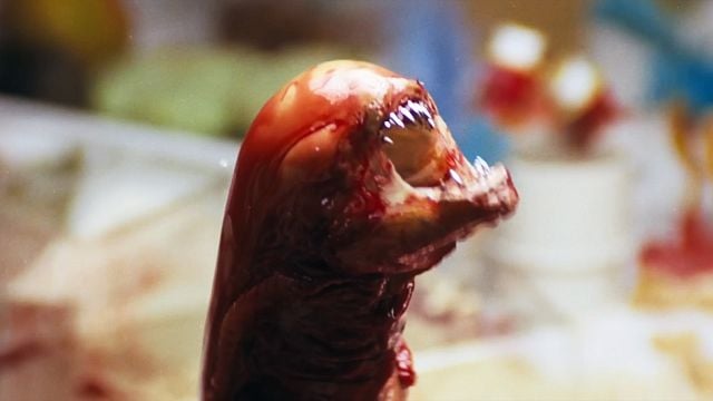 Ninguno de los actores sabía que la sangre salpicaría sus rostros en la icónica escena de 'Alien' y el pánico que se ve en pantalla fue 100% real noticias imagen