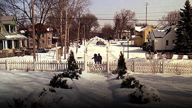 Si le das play, ya no sales: la película de comedia "casi perfecta" de los 90 que te secuestra hasta el final noticias imagen