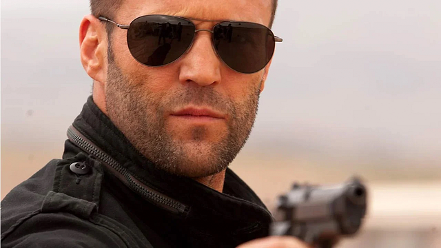 En este thriller de acción Jason Statham recorre el mundo disparando y luciendo increíble noticias imagen