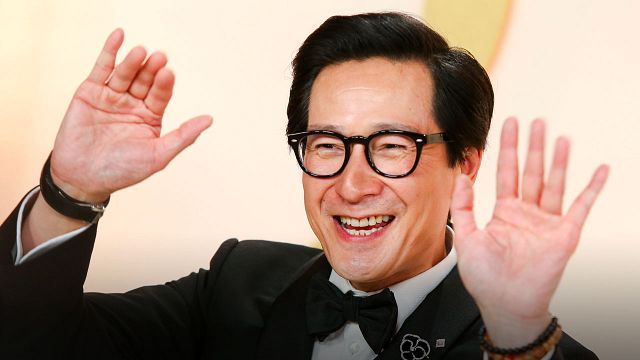 Ke Huy Quan es el rey de las selfies, su colección con Anne Hathaway y Jenna Ortega lo prueba noticias imagen