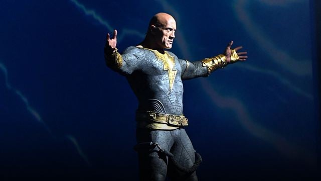Dwayne 'The Rock' Johnson sorprende a fans con el traje de Black Adam en Comic-Con 2022