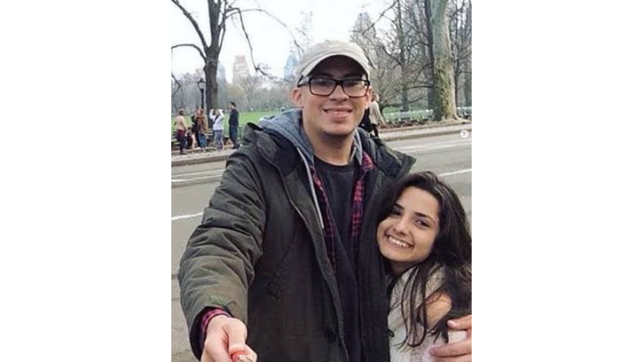 Benito Antonio Martínez Ocasio, Bad Bunny, y Carliz de la Cruz Hernández.