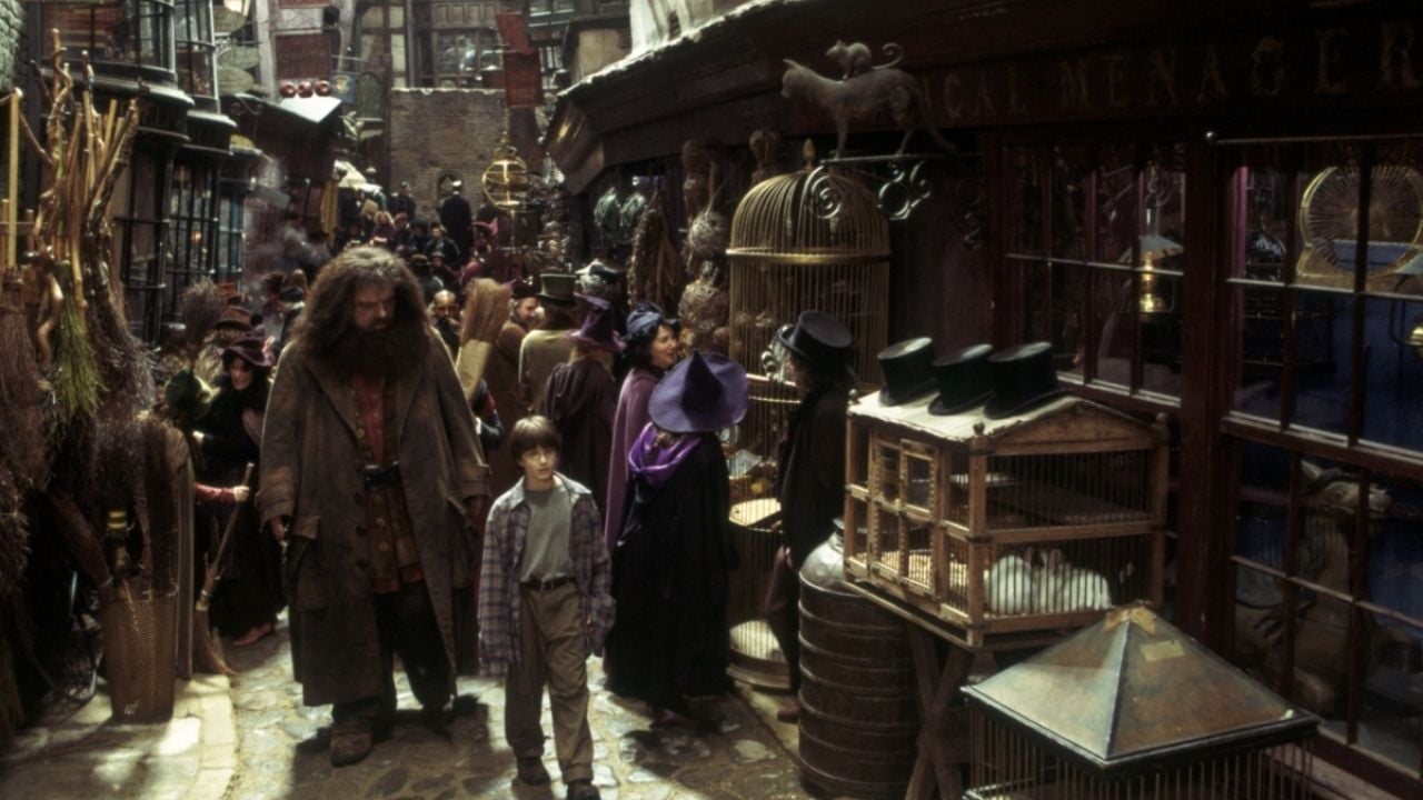 Hagrid comprando con Harry todo para Hogwarts.