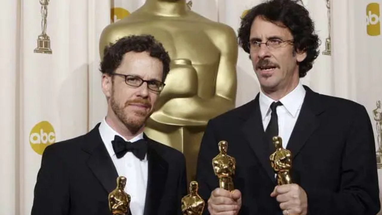 Ethan Coen y Joel Coen después de ganar el Oscar en los rubros de Guion Adaptado y Dirección en 2008 por su trabajo en 'Sin lugar para los débiles'.