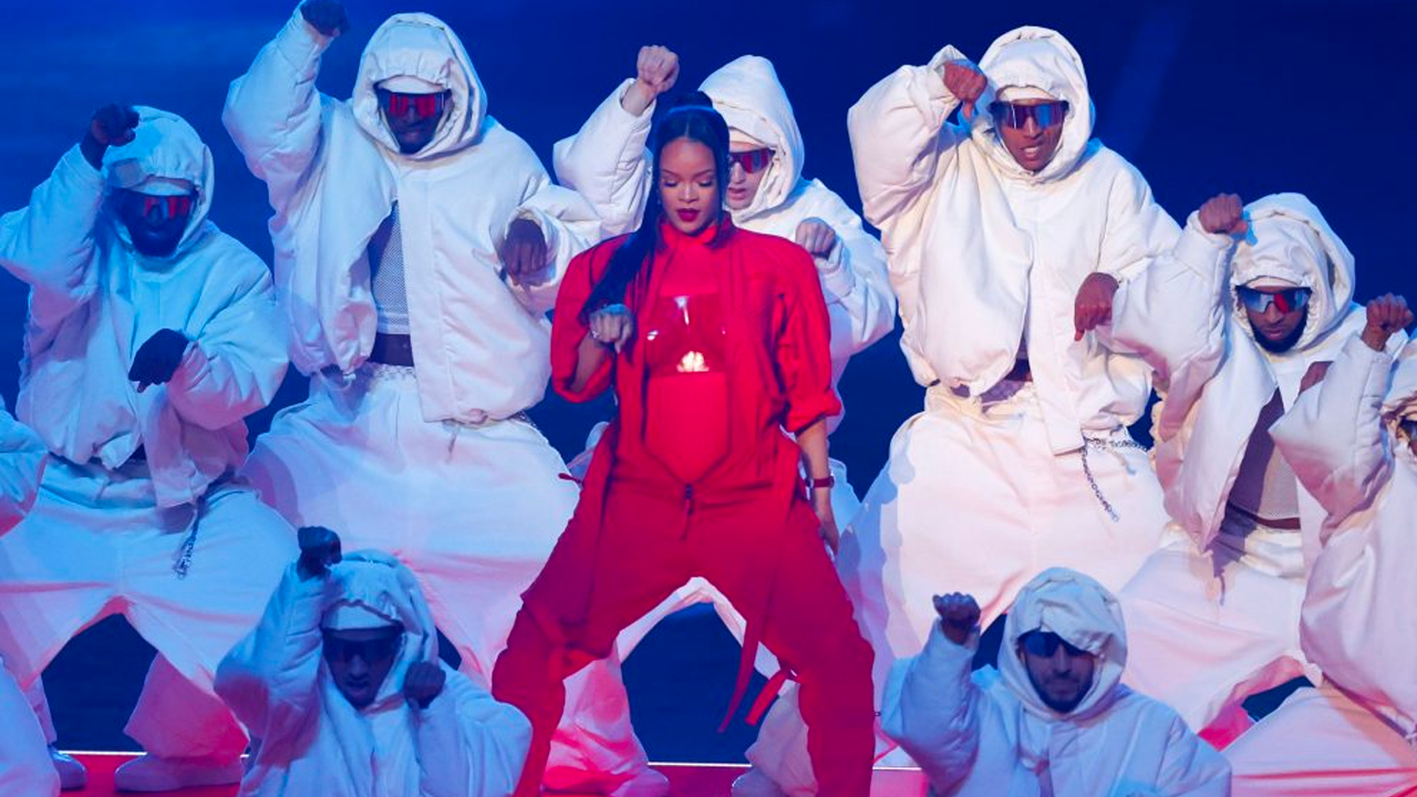 Rihanna siempre aparecía al centro de todos sus bailarines.