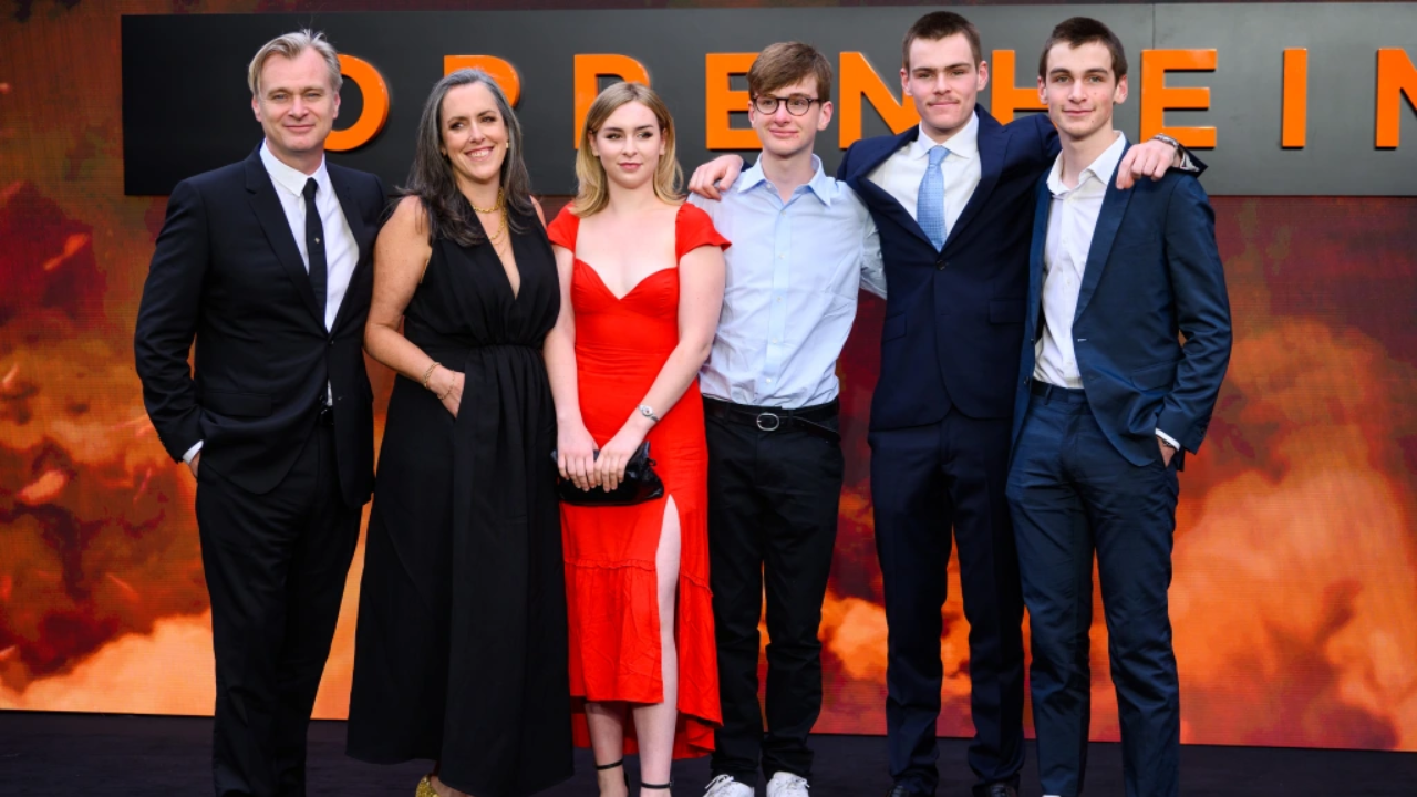Christopher Nolan y Emma Thomas en compañía de sus hijos durante la premier de 'Oppenheimer'.