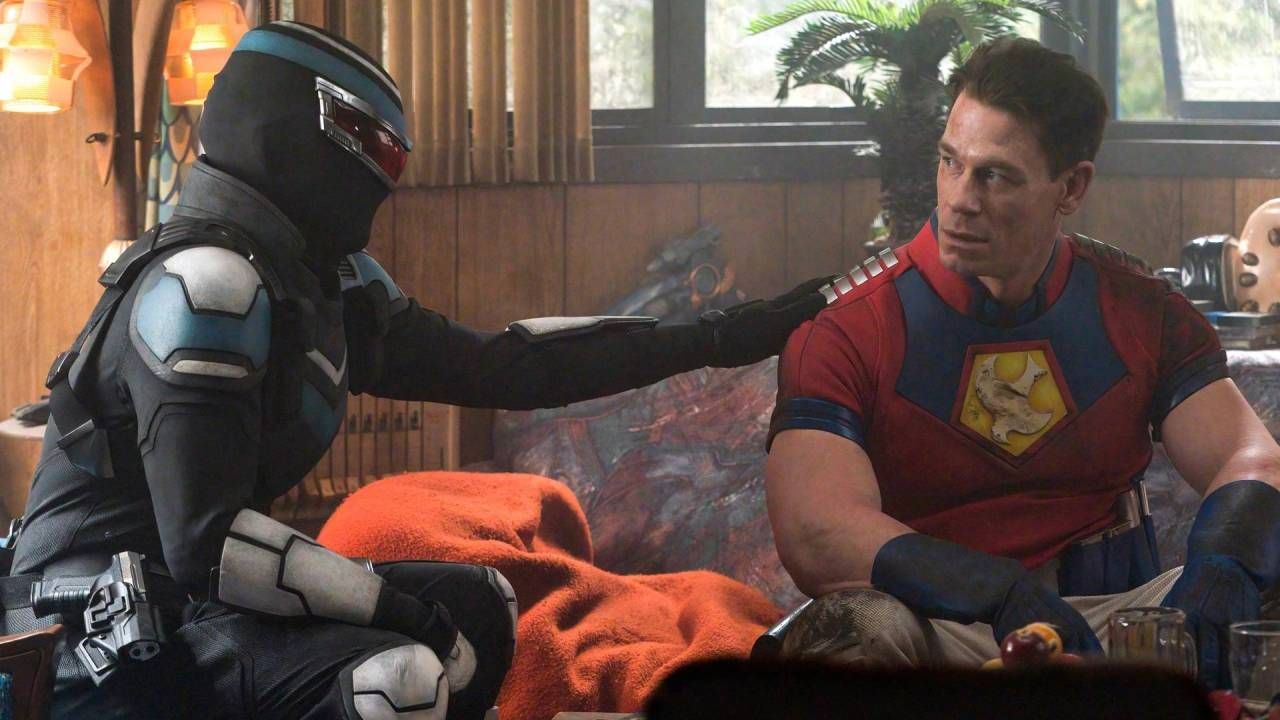 Vigilante y el resto de la pandilla ayudan a Peacemaker