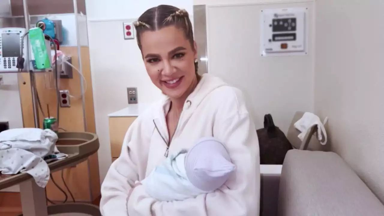 Khloe Kardashian recibiendo a su hijo con Tristan Thompson.