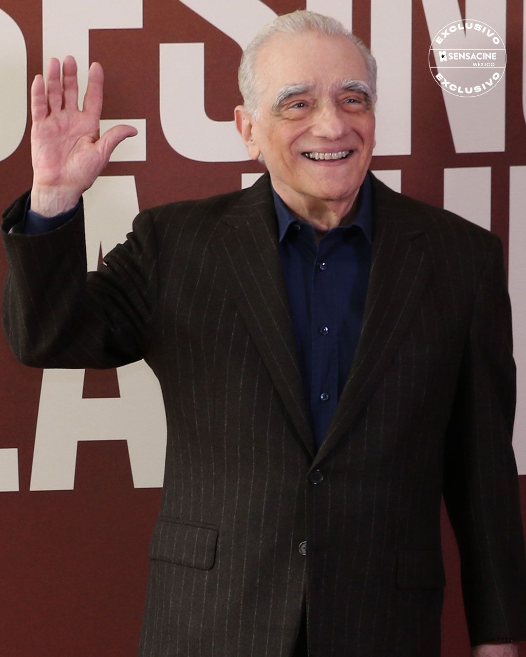 Martin Scorsese saludando a los fans que acudieron a verlo.