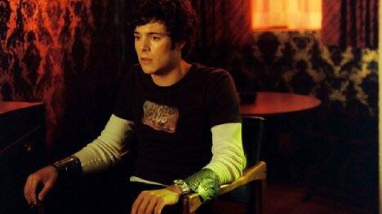 Adam Brody y su playera de ‘El club de la pelea’ en ‘Sr. y Sra. Smith’.
