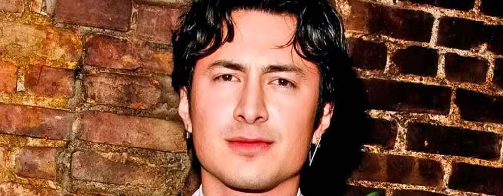 México demuestra su amor por ‘Heated Rivalry’: fans proyectan felicitación a Hudson Williams en la Friki Plaza