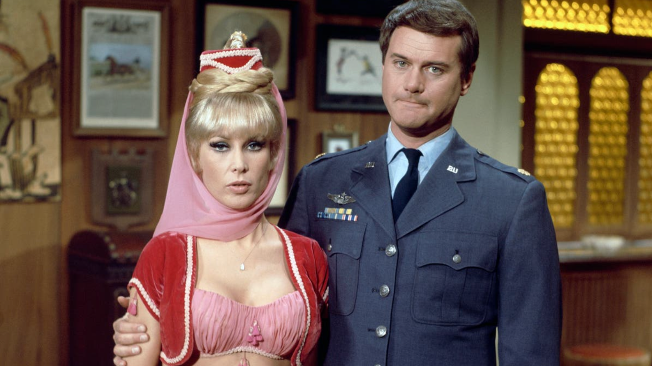  Barbara Eden y Larry Hagman en la serie 'Mi bella genio,'.
