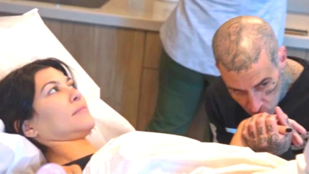 Kourtney y Travis durante su visita al doctor.