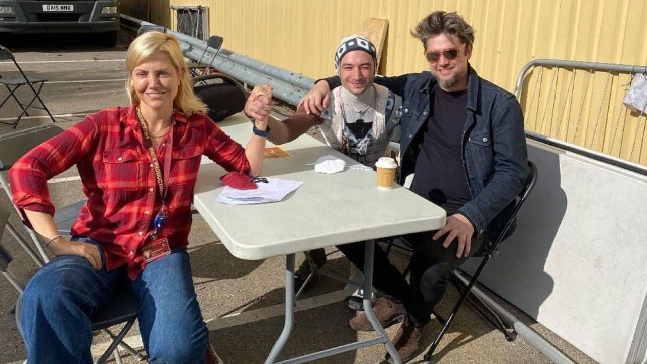 Barbara y Andy Muschietti junto a Ezra Miller