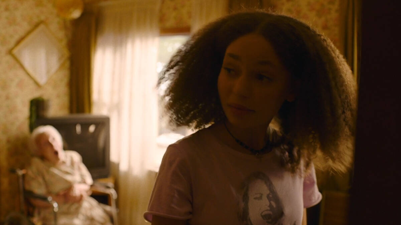 Al fondo, la abuela Nana manifiesta síntomas de infección por Cordyceps.