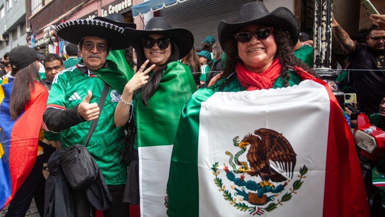 Mexicanos en el Zócalo durante la ceremonia de inauguración del Mundial 2026.