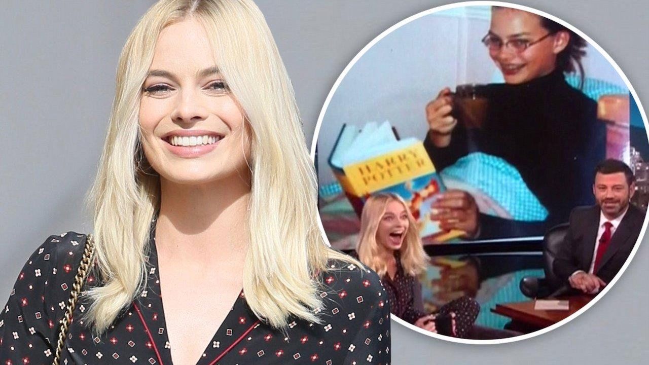 Margot Robbie leyendo 'Harry Potter'.