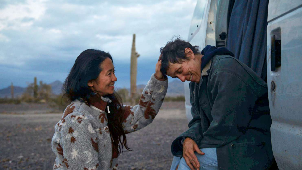 Chloé Zhao y Frances McDormand durante el rodaje de 'Nomadland'.