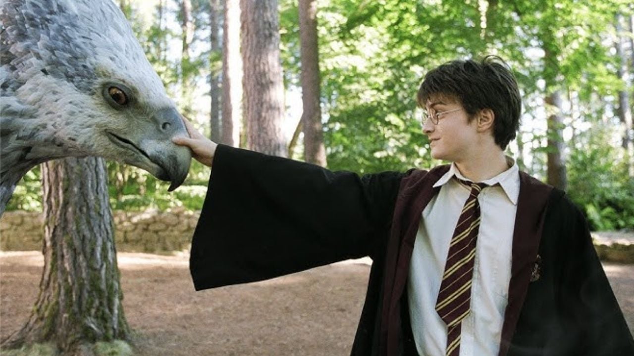 Harry en su primer acercamiento a Buckbeak.