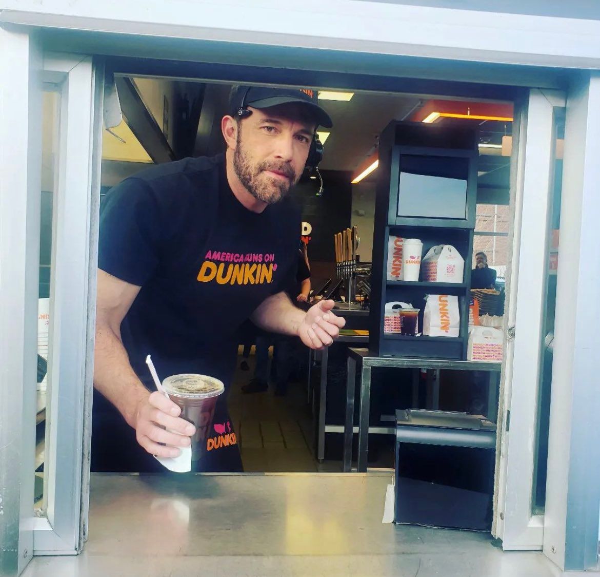Así luce Ben Affleck en el comercial de Dunkin Donuts