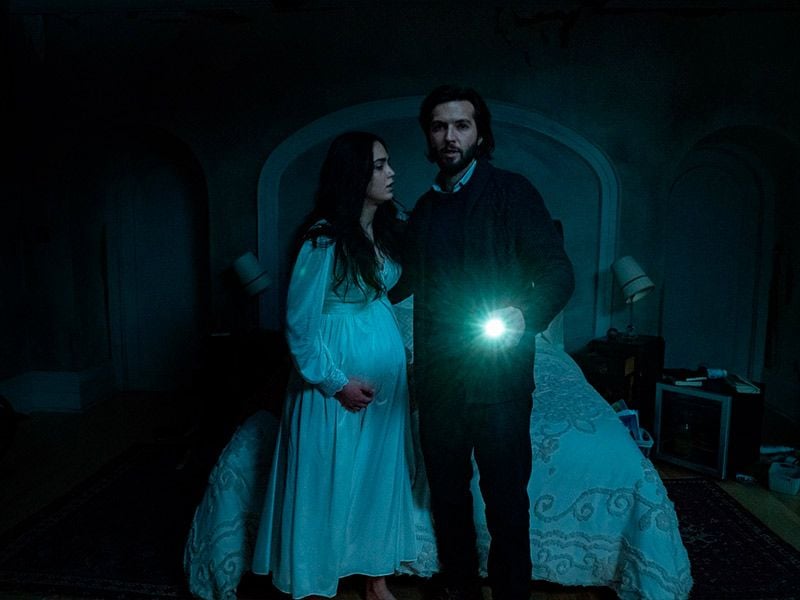 Guy Burnet interpreta a Daniel, esposo de Julie 