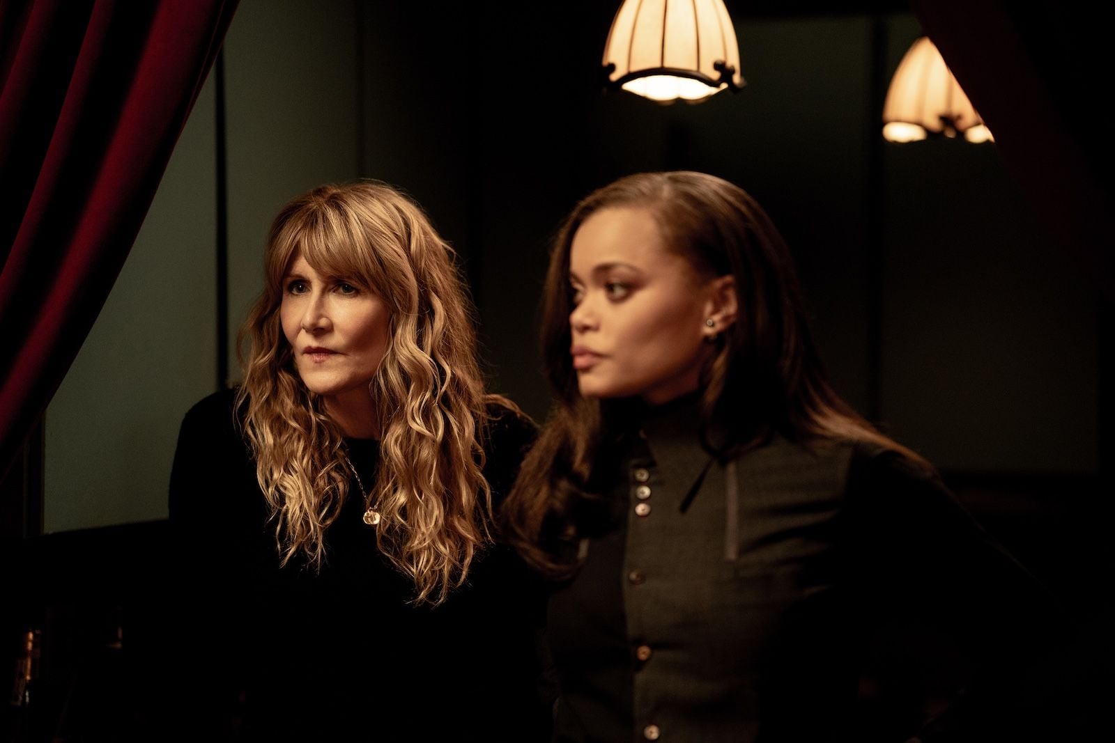Laura Dern ve Andra Day film sahnesinde