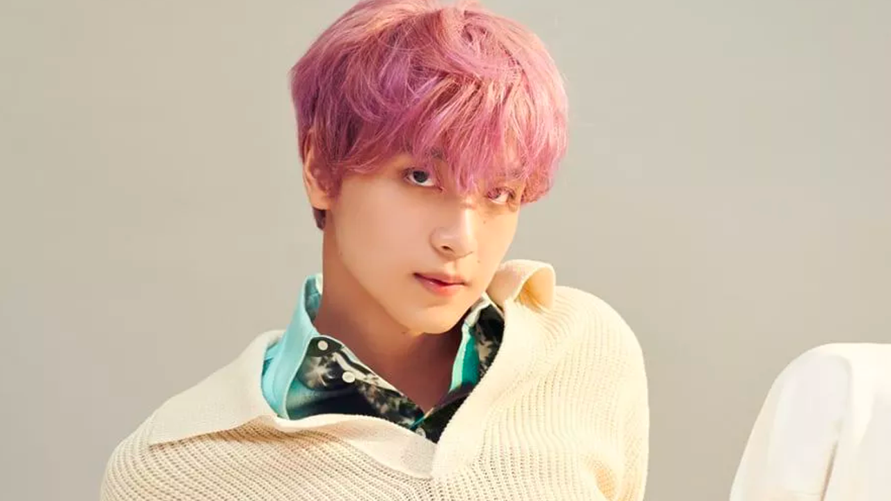 Haechan tiene 22 años, siendo dos años mayor que Jenna.