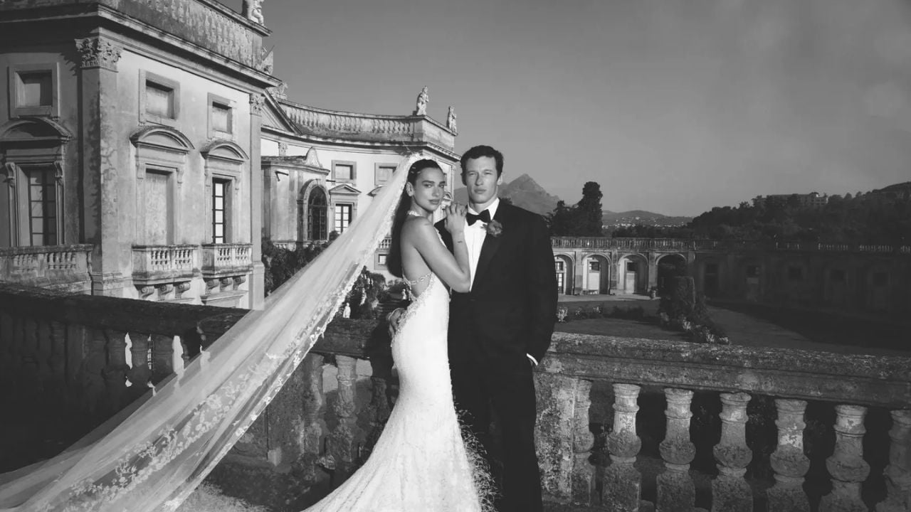 Dua Lipa con su esposo Callum Turner.