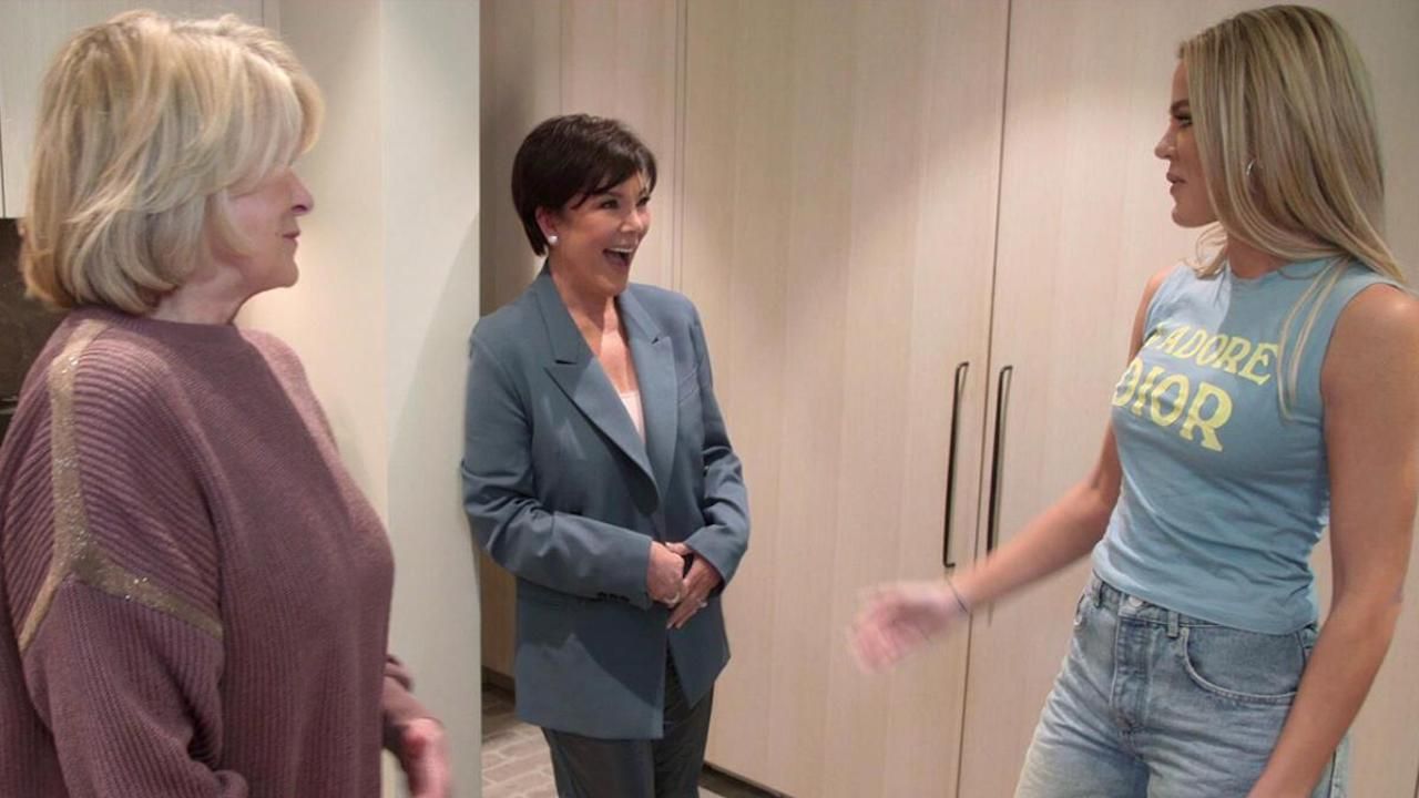La empresaria y cocinera Martha Stewart estuvo en 'The Kardashians'.