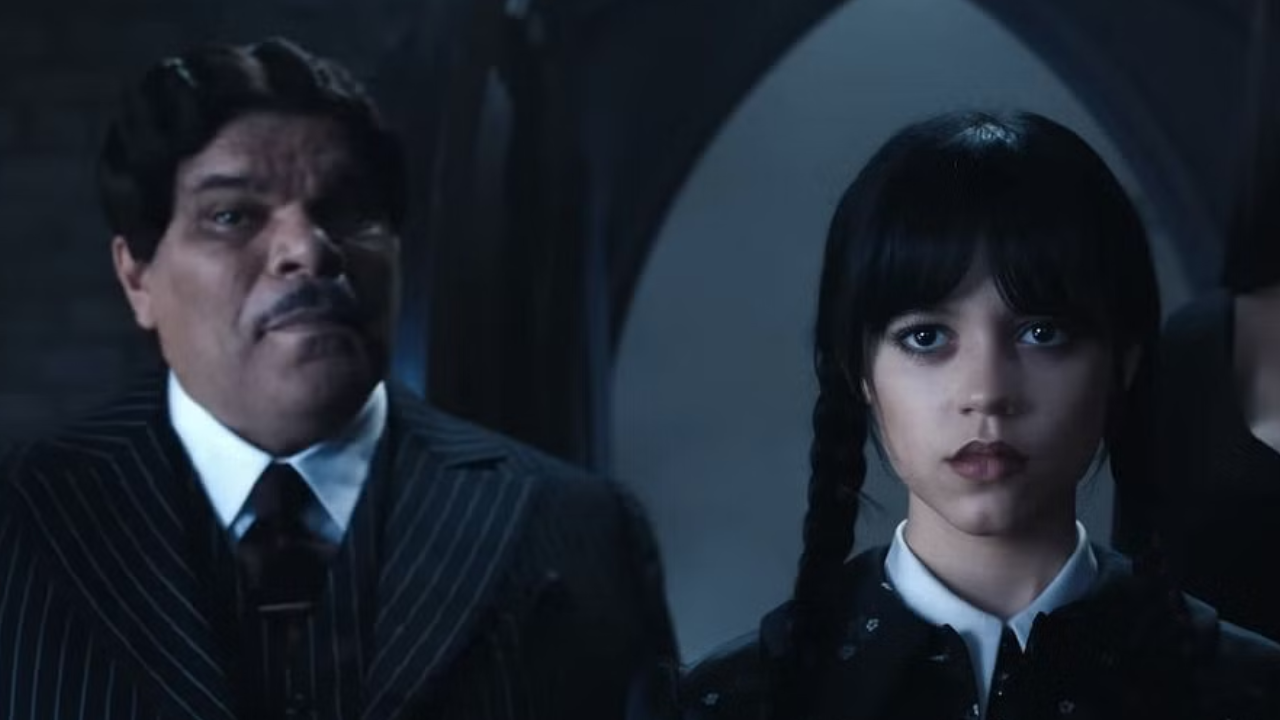 Luis Guzmán y Jenna Ortega en 'Merlina'.