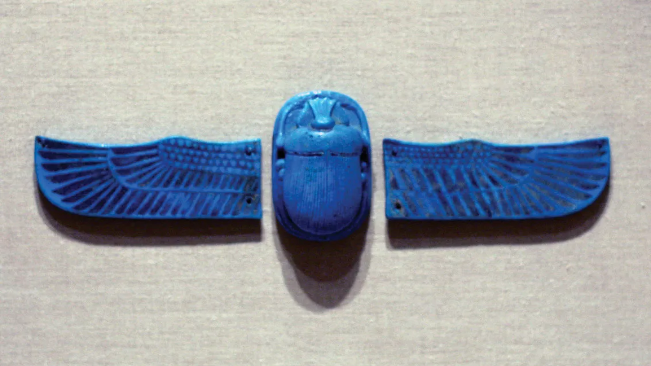 Amuleto de escarabajo con alas separadas, procedente de Egipto (siglo IV a.C.).