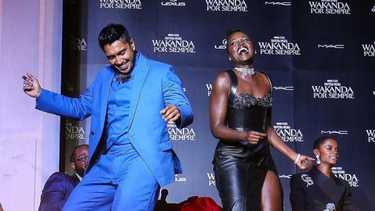 Tenoch Huerta y Lupita Nyong'o bailando cumbia.