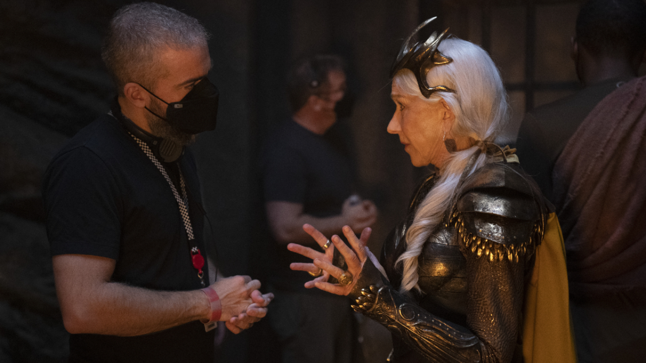 David F. Sandberg y Helen Mirren durante el rodaje de '¡Shazam 2! La furia de los dioses'.